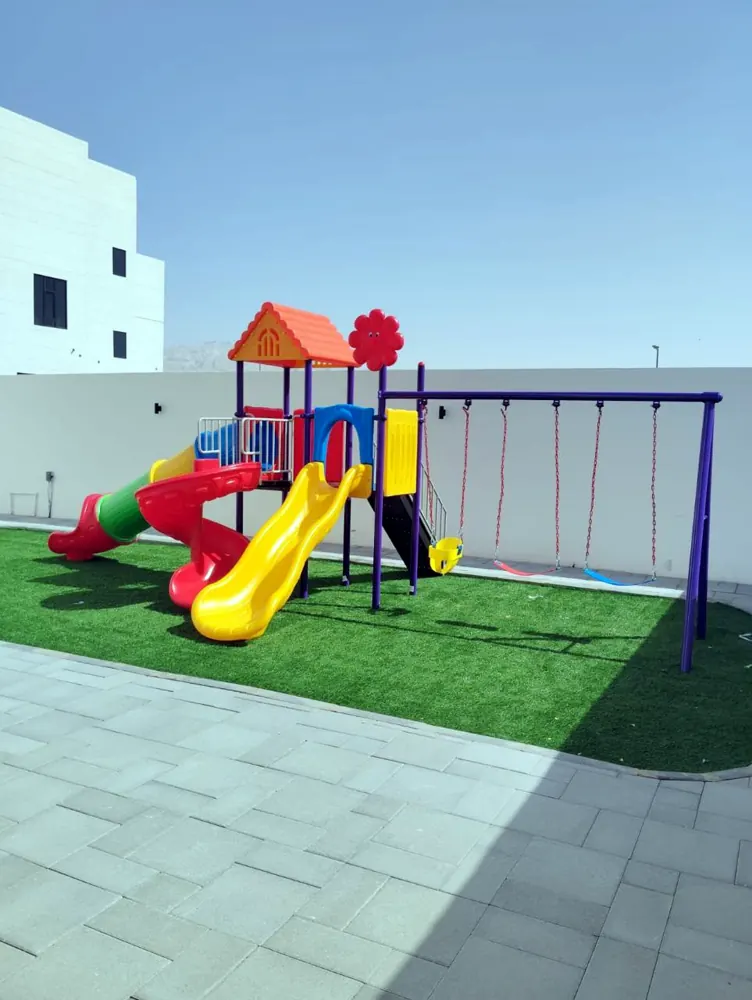 ملعب ملوّن بزحاليق ومراجيح