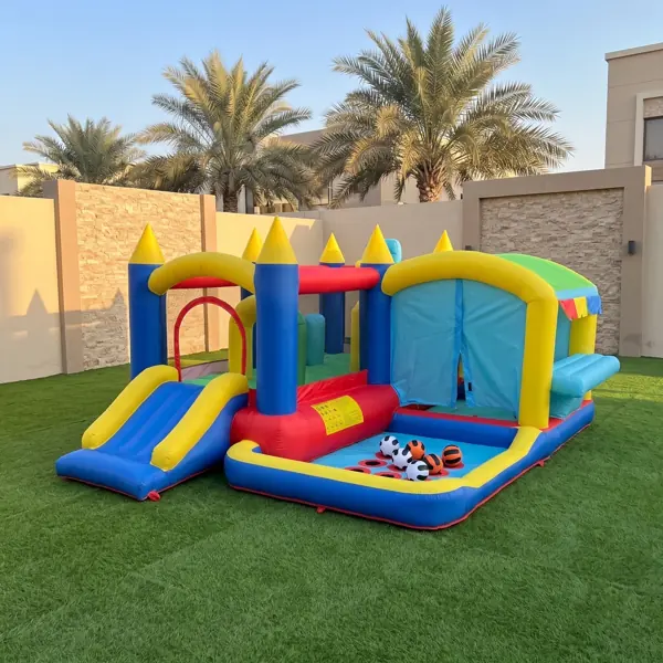 نطاطة القلعة مع بركة كرات — نطاطات هوائية للحدائق في الإمارات